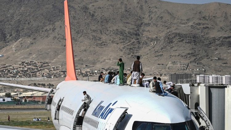 Chaotische Szenen am Flughafen Kabul am Dienstag