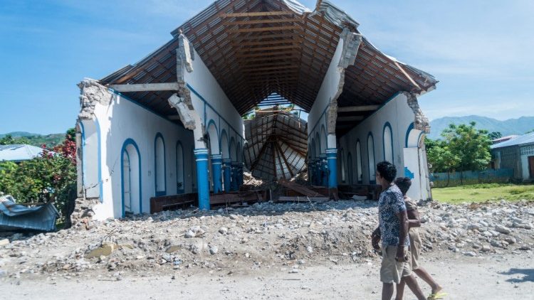 Haiti - kostol v Les Anglais zničený zemetrasením zo 14. augusta