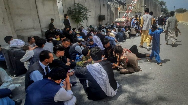 Người dân Afghanistan chờ trước Đại sứ quán Pháp để rời Afghanistan