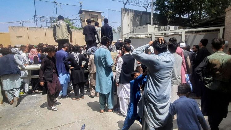 Afghanen, die das Land verlassen wollen, am Dienstag vor der französischen Botschaft in Kabul