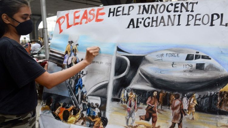 मुम्बई की एक छात्रा अफगानिस्तान संकट का चित्र बनाती हुई