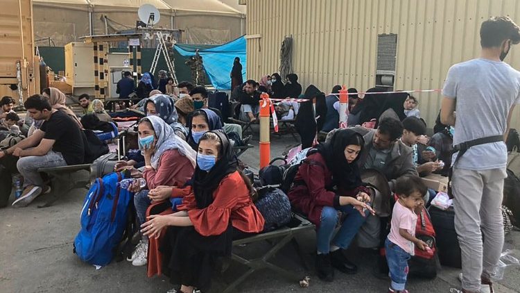 Evakuacijos laukiantys žmonės Kabulo oro uoste