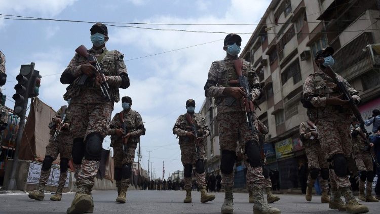 Paramilitärische Soldaten in der pakistanischen Provinzhauptstadt Karatschi in Sindh