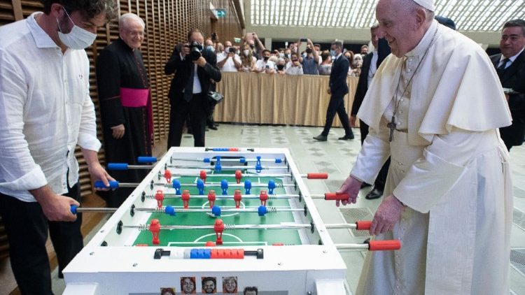 Der Papst machte beim Tischfußball eine gute Figur - nun ist sein Fußballteam gefordert