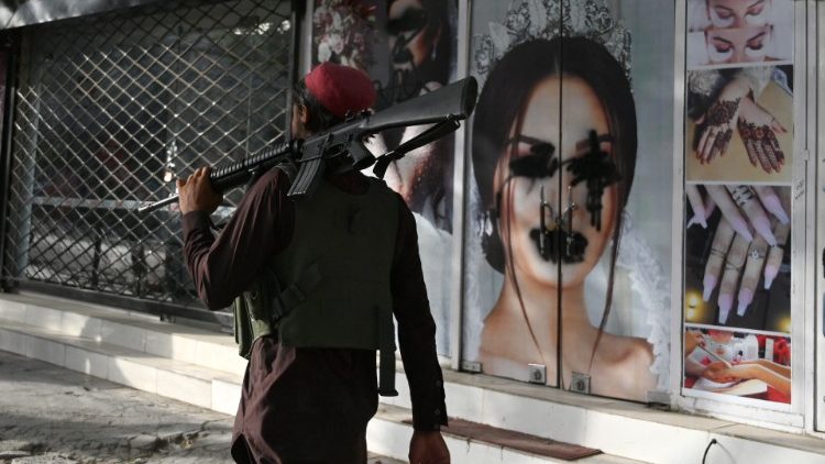 Un taleb armé devant un salon de beauté à Kaboul