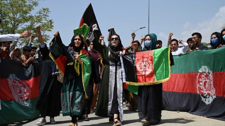 Afghanen am Donnerstag in Kabul mit der bisherigen Nationalfahne des Landes