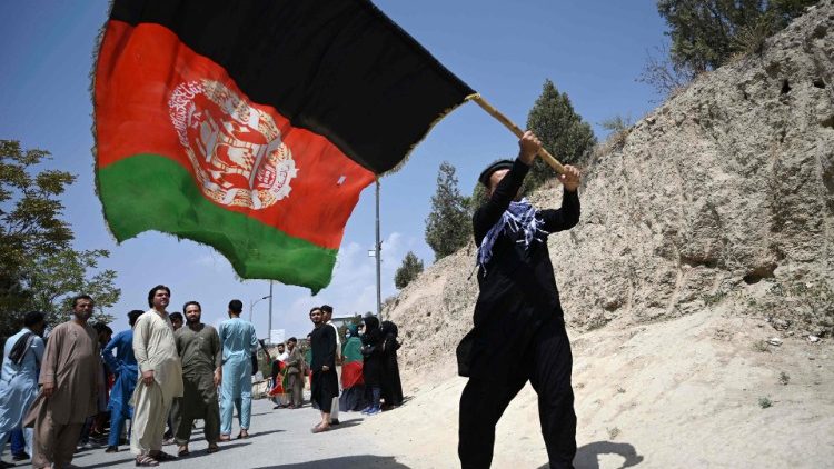 Ein Afghane mit der Nationalflagge in Kabul
