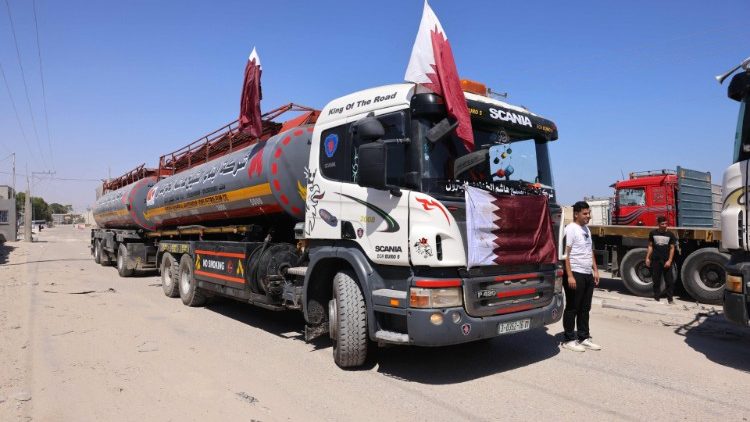 Un camion transportant du fuel avec le drapeau qatari dans la bande de Gaza, le 28 juin dernier. 