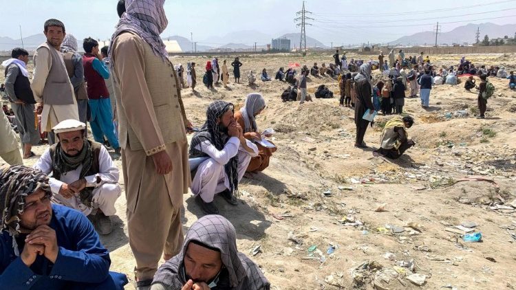 Người dân Afghanistan chờ để được di tản khỏi quốc gia của họ