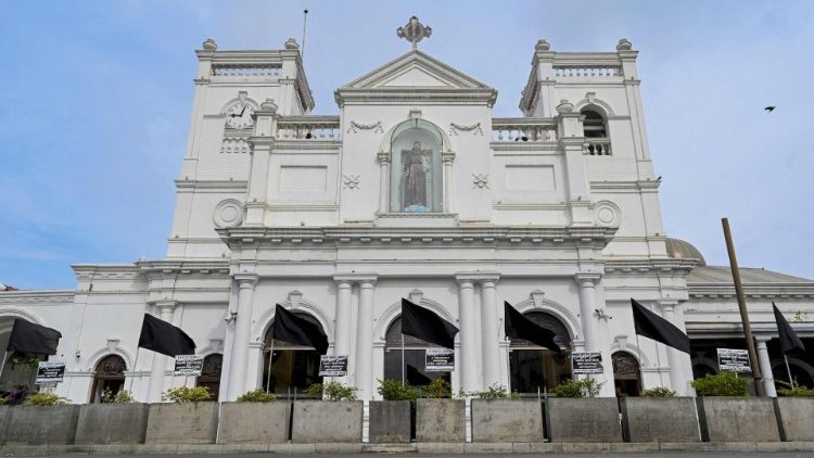 Derweil hängen schwarze Fahnen an den Kirchen wegen der fehlenden Aufklärung der Osterattentate - hier die St. Anton-Kirche in Colombo