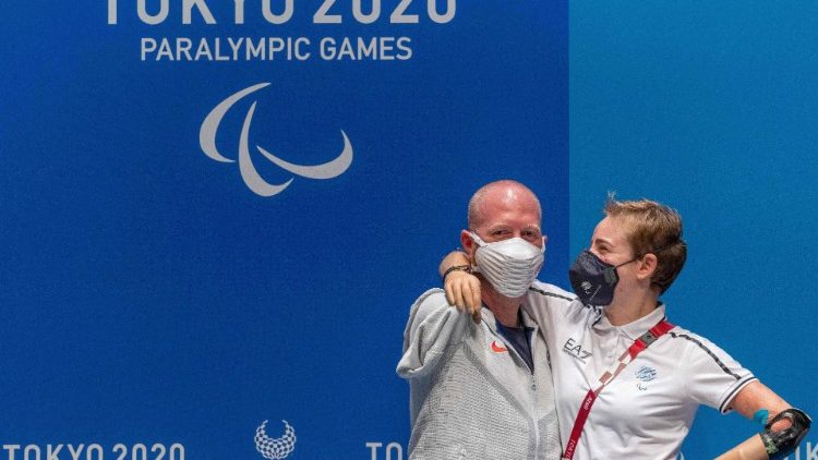L'athlète américain Matt Stutzman et l'Italienne Beatrice Vio lors de la conférence de presse de présentation des Jeux paralympiques, le 21 août 2021 à Tokyo.