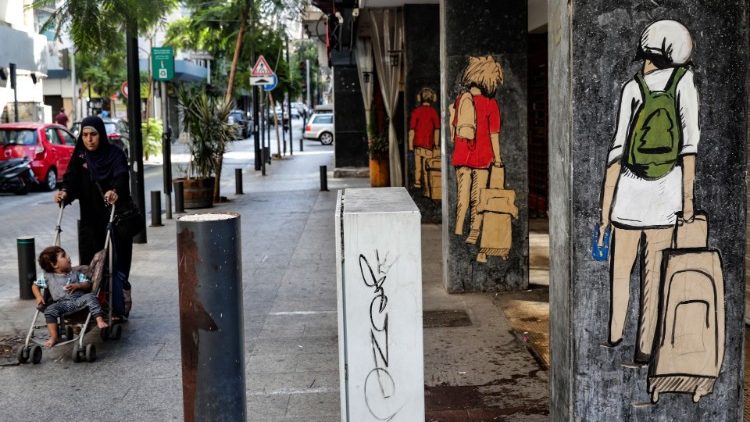 Murales a Beirut raffiguranti giovani con la valigia