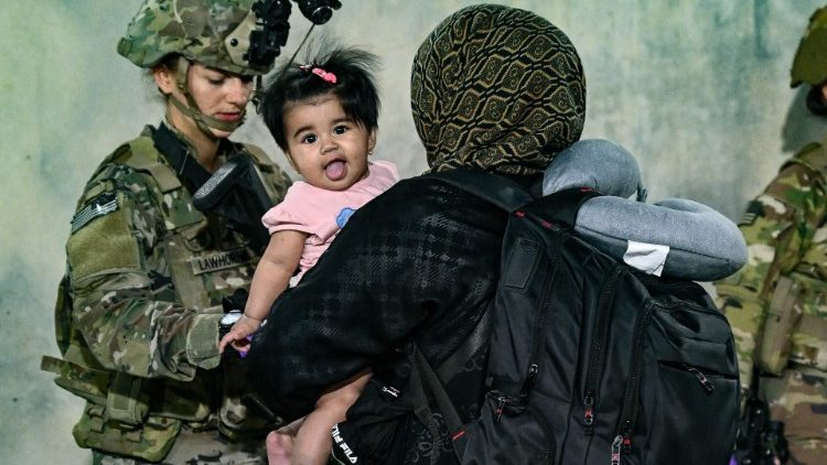 رئيس مؤسسة Migrantes يطالب بفتح ممرات إنسانية وإقامة جسور جوية مع أفغانستان