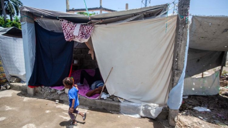 Zahlreiche haitianische Kinder sind in Notunterkünften untergebracht