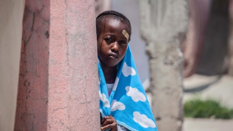 Haití. Un niño en un campo para personas que perdieron sus hogares tras el seísmo