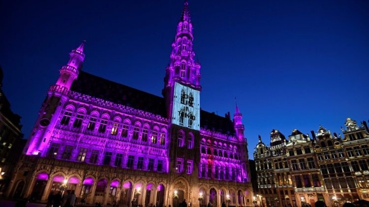 Das Rathaus von Brüssel lila angestrahlt
