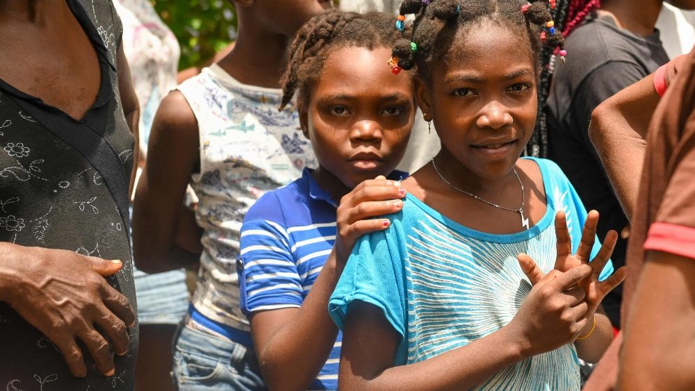 Esta foto da Guarda Costeira dos EUA mostra duas crian?as do Haiti observando enquanto a Guarda Costeira dos EUA realiza uma evacua??o mdica a caminho de Porto Prncipe. (Kimberlly Reaves/Digital/AFP)