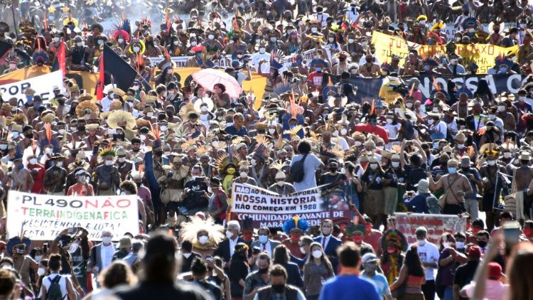 Brasilia, la marcia degli indigeni