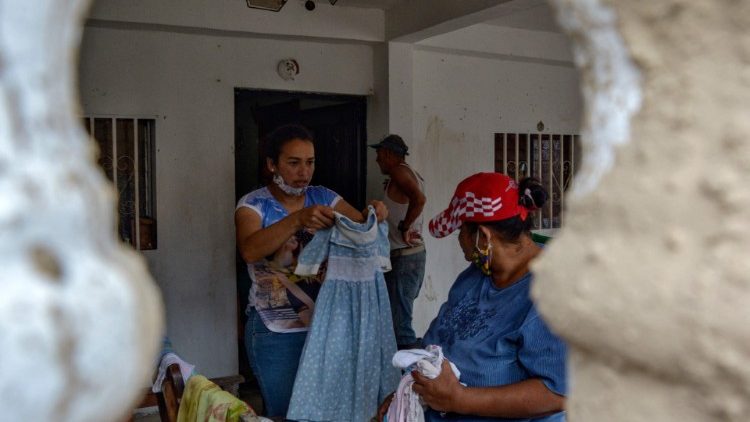 Pessoas que perderam suas casas em um deslizamento de terra causado por fortes chuvas procuram roupas doadas na comunidade do Valle del Mocoties, município de Tovar, estado de Mérida, Venezuela