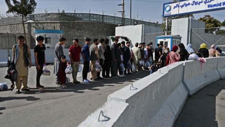Afghanen stehen in der Hoffnung, das Land zu verlassen, Schlange am Eingang zum Flughafen von Kabul (Foto vom 28.8.2021)