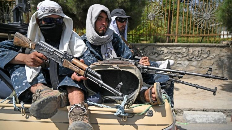 Tálib harcosok járőröznek Kabulban