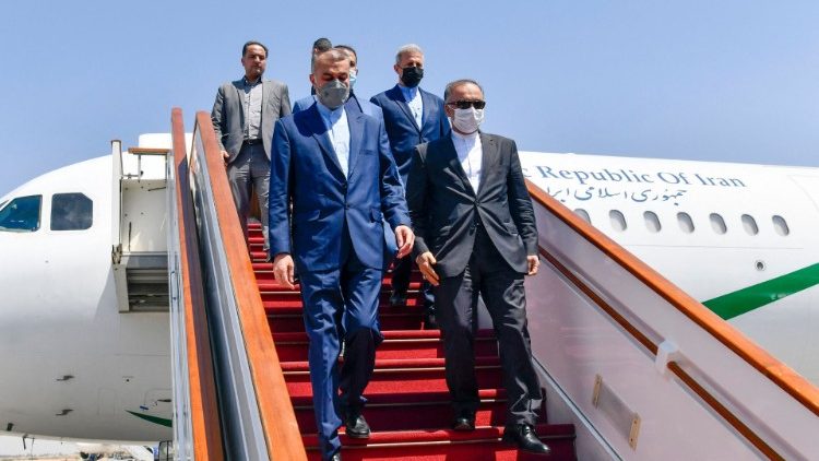 Le nouveau ministre des affaires étrangères iranien, Hossein Amir Abdollahian, arrive à Damas la capitale syrienne, pour une visite d'État, le 29 août 2021. 