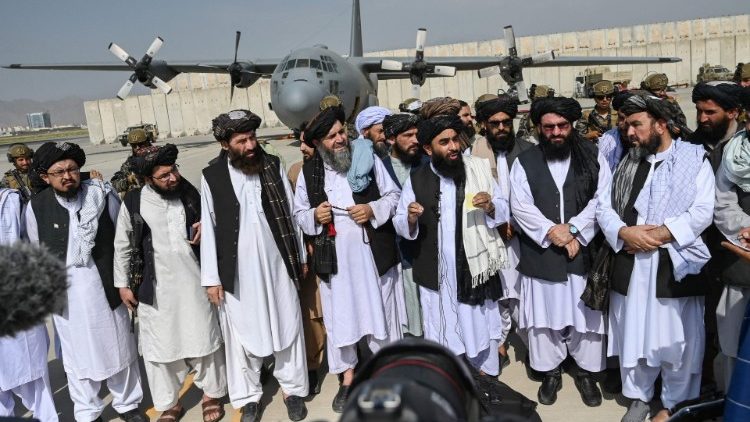 Les talibans à l'aéroport de Kaboul après le départ des derniers Américains. 