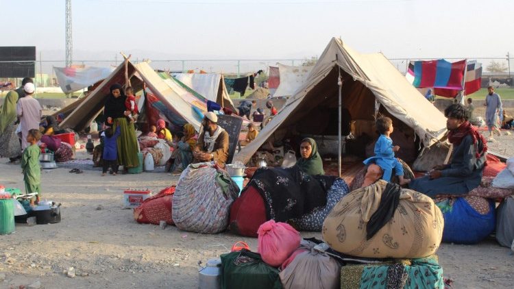 अफगानिस्तान के शरणार्थी पाकिस्तान के कमान शहर में टेंट बना कर रहते हुए।