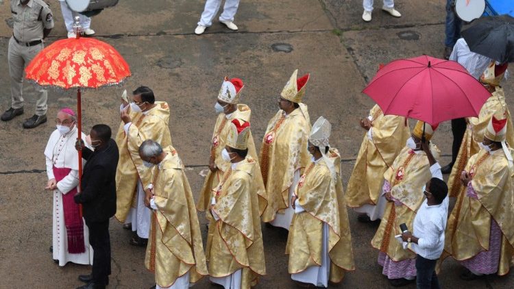 Indische Bischöfe bei einer Prozession