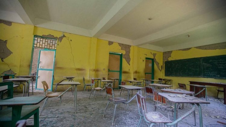 Eine nicht mehr begehbare Schule in Haiti