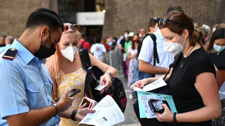 Turisti nelle piazze delle città d'arte italiane: il settore provato dalla pandemia ha bisogno di ricostruirsi su fondamenta eque e inclusive