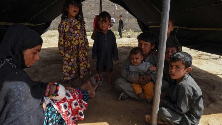 Refugiados afegãos em uma tenda improvisada nos arredores de Quetta, Paquistão. (Foto de Banaras KHAN / AFP)