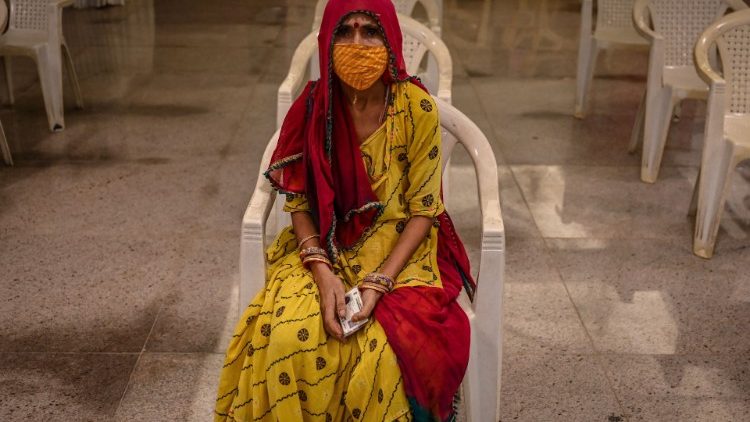 Una donna indiana attende il suo turno per ricevere il vaccino a Mumbai. L'India è tra i Paesi più colpiti dalla pandemia di Covid-19 (Punit Paranjpe/Afp)