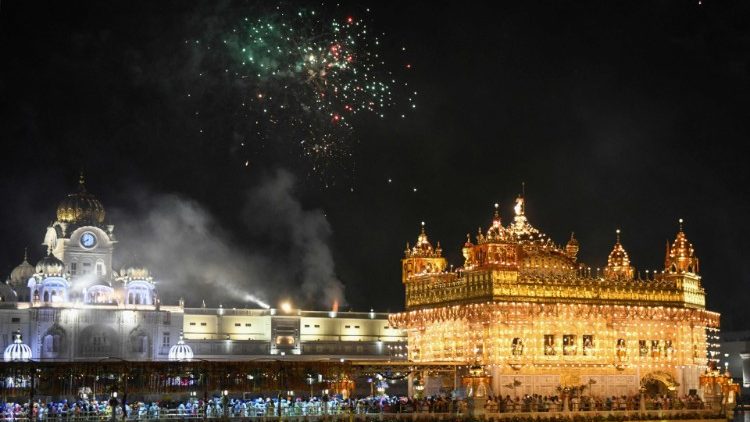 Der Goldene Sikh-Tempel in Amritsar bei einer Feier