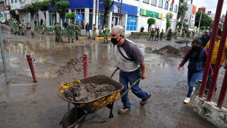 Un habitante remueve escombros en Ecatepec