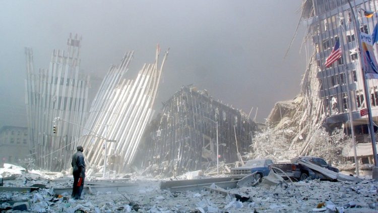 New York, 11 settembre 2001: un superstite davanti alla distruzioni delle Twin Towers