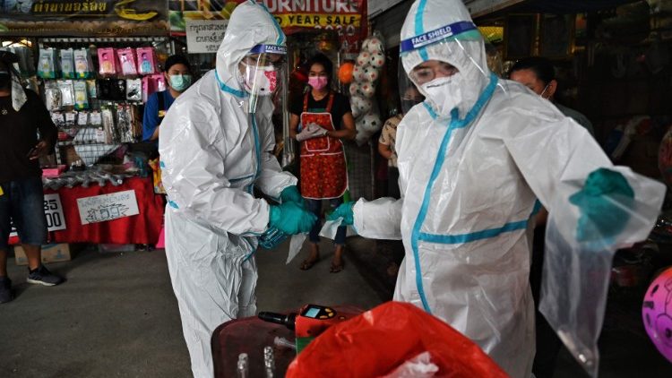 Operatori sanitari in Tailandia contro il coronavirus