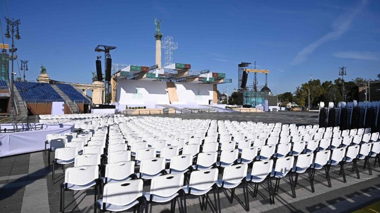 La Piazza degli Eroi a Budapest si prepara ad accogliere la celebrazione della Statio Orbis di Papa Francesco a chiusura del Congresso eucoristico