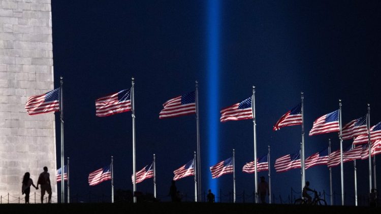 Mit einer Lichtinstallation wird der Himmel über dem Pentagon in Washington D.C. im Gedenken an die Opfer der Terrorattacke am 11. September 2021 erleuchtet