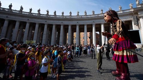 Piazza San Pietro: i bambini di Roma e i piccoli rifugiati con la marionetta Amal 