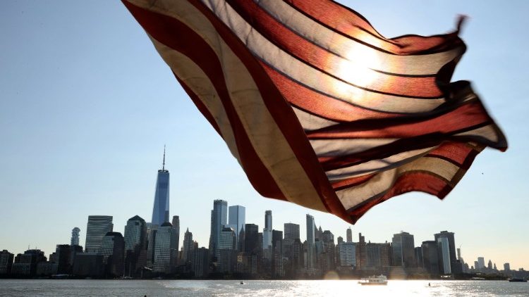 11 settembre 2021, la bandiera americana sventola sullo skyline di New York