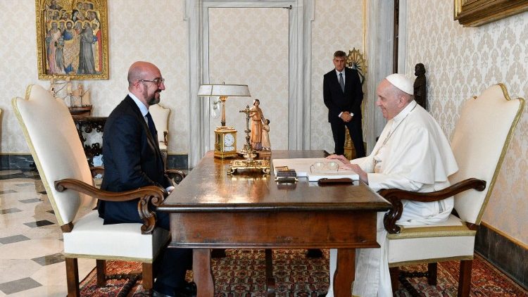 Charles Michel (links) und Papst Franziskus im Vatikan