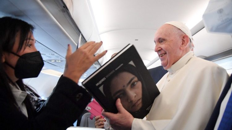 Eine römische Journalistin schenkt dem Papst ein Buch über mutige Frauen