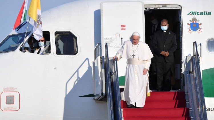 Papst Franziskus kommt die Gangway herunter