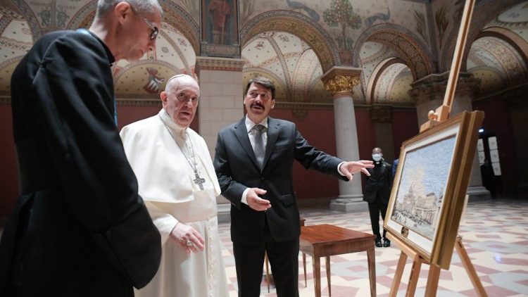 El Papa entrega el cuadro mosaico