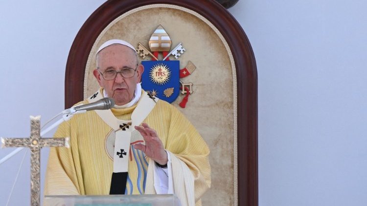 Papež Frančišek med sklepno sveto mašo evharističnega kongresa v Budimpešti.