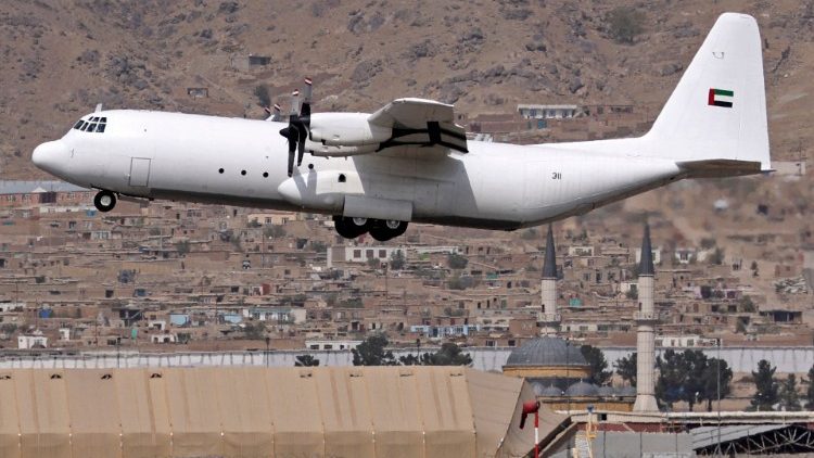 Ein Flugzeug mit humanitären Hilfsgütern landet am Flughafen von Kabul (Archivphoto aus dem September 2021)
