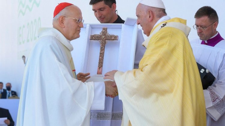 Papst Franziskus grüßt Kardinal Péter Erdő bei der großen Freiluftmesse in Budapest