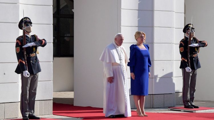Die slokawische Regierungschefin Caputova empfängt Papst Franziskus im Präsidentschaftspalast in Bratislava