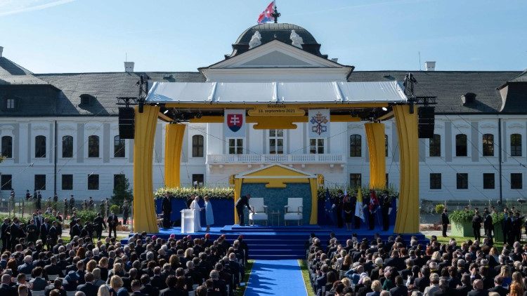 ब्रातिस्लावा स्थित स्लोवाकिया के राष्ट्रपति भवन के समक्ष एकत्र जनसमुदाय को सम्बोधन -13.09.2021
